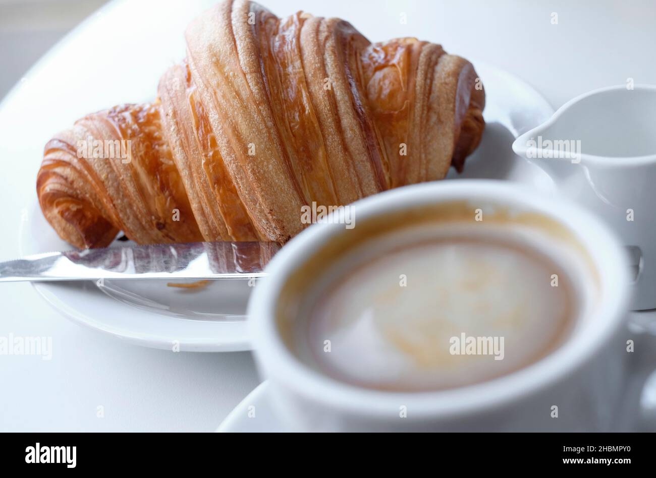 Luxuriöses Croissant auf weißem Teller Stockfoto