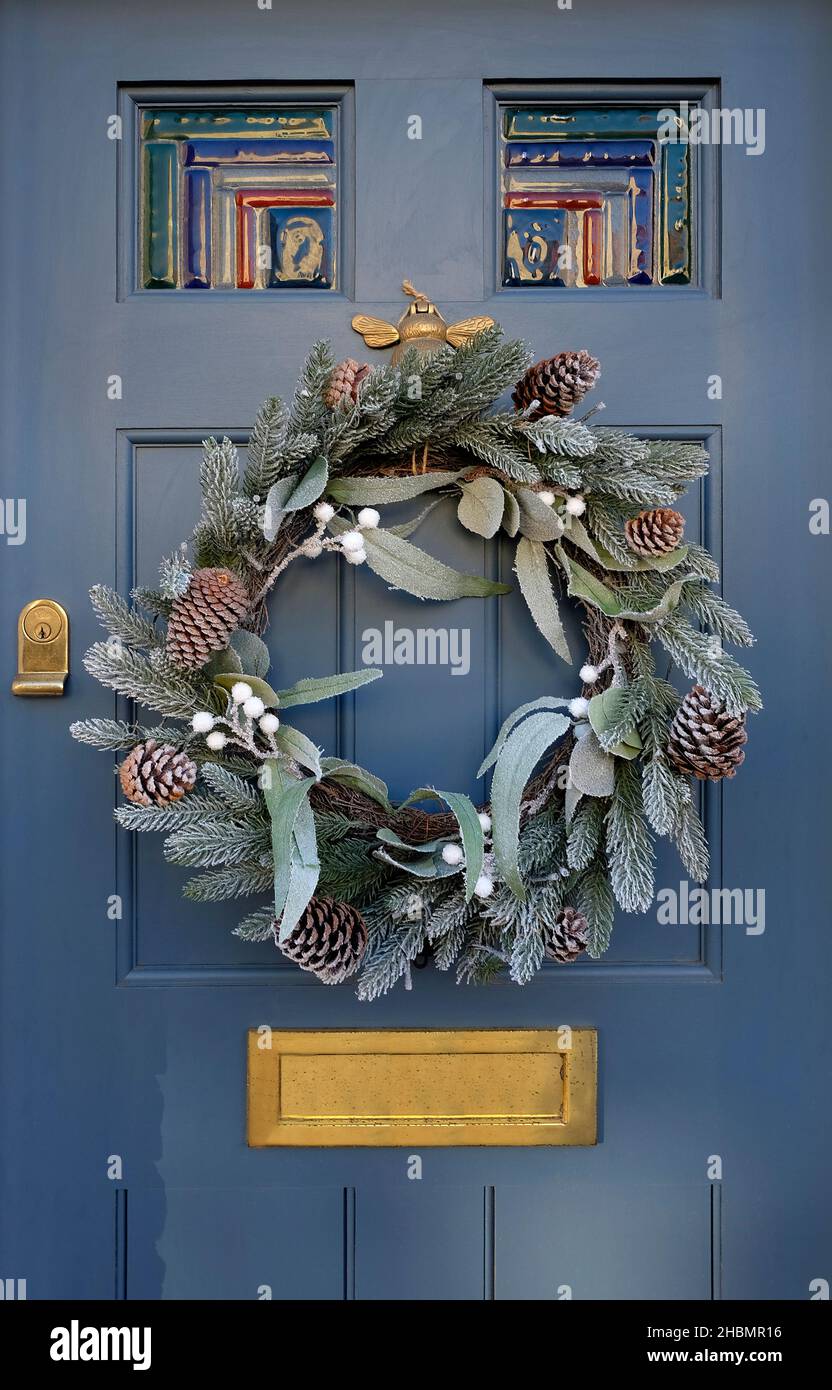 weihnachtskranz, der an der Eingangstür des Hauses, norfolk, england, hängt Stockfoto