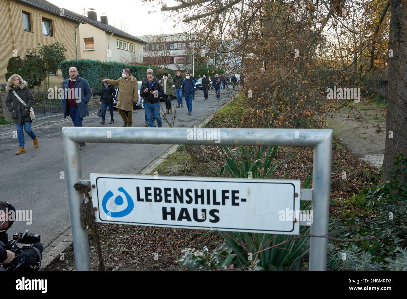 Sinzig, Deutschland. 20th Dez 2021. Mitglieder des Untersuchungsausschusses gehen in das Haus der Lebenshilfe in Sinzig. Zwölf junge Menschen waren im Haus an den Folgen der Flutkatastrophe für Behinderte gestorben. Quelle: Thomas Frey/dpa/Alamy Live News Stockfoto