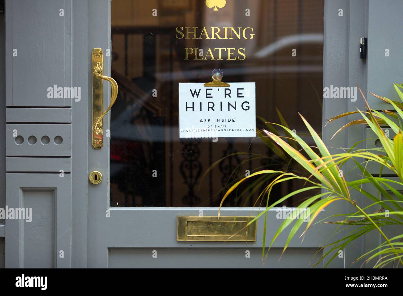 Ein Hinweis „Wir stellen ein“ ist an der Tür einer Einzelhandelseinheit/eines Restaurants in London zu sehen. Stockfoto