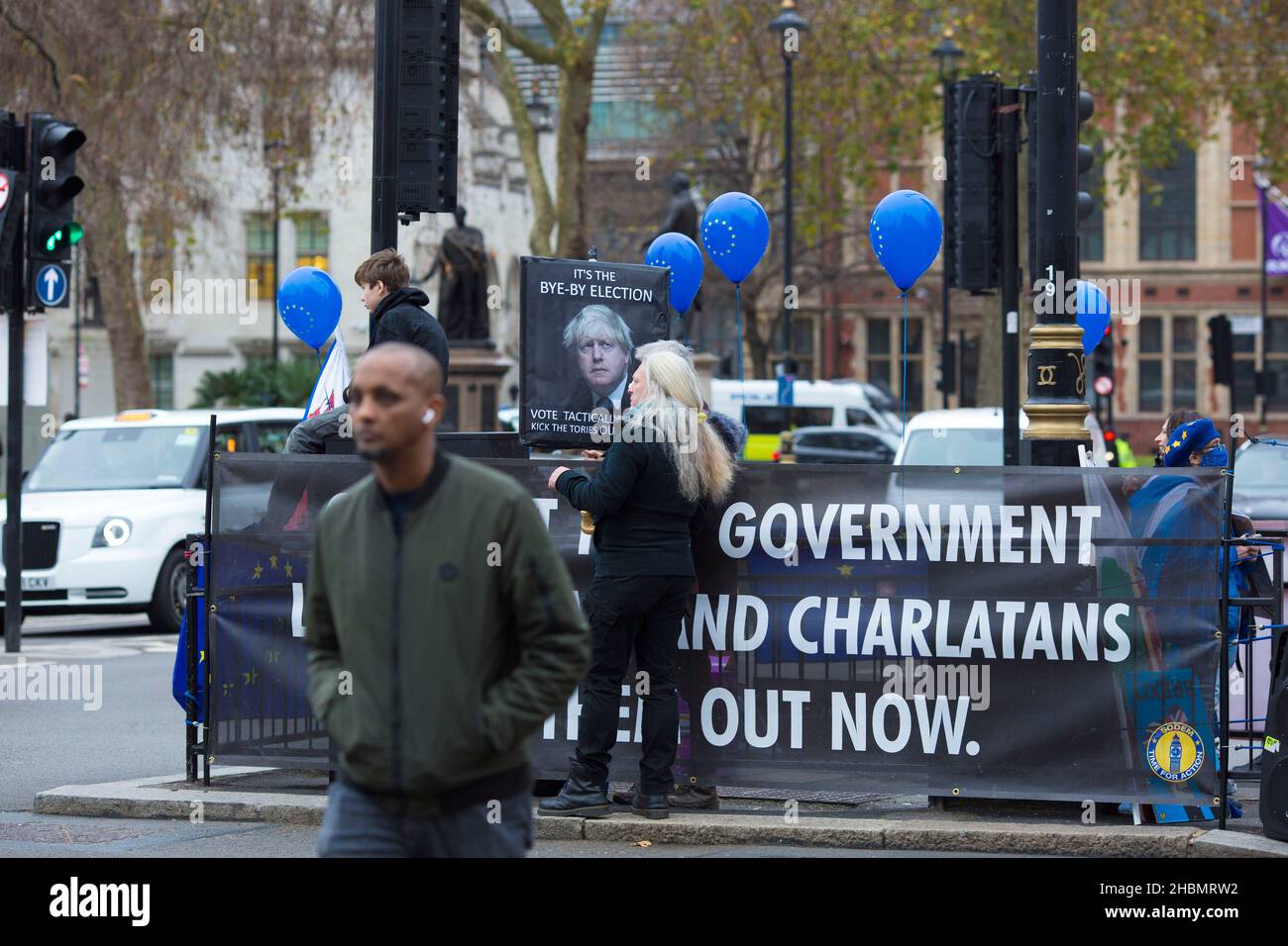 Transparente gegen die aktuelle konservative Regierung sind in der Nähe des Houses of Parliament in Westminster, im Zentrum von London, zu sehen. Stockfoto