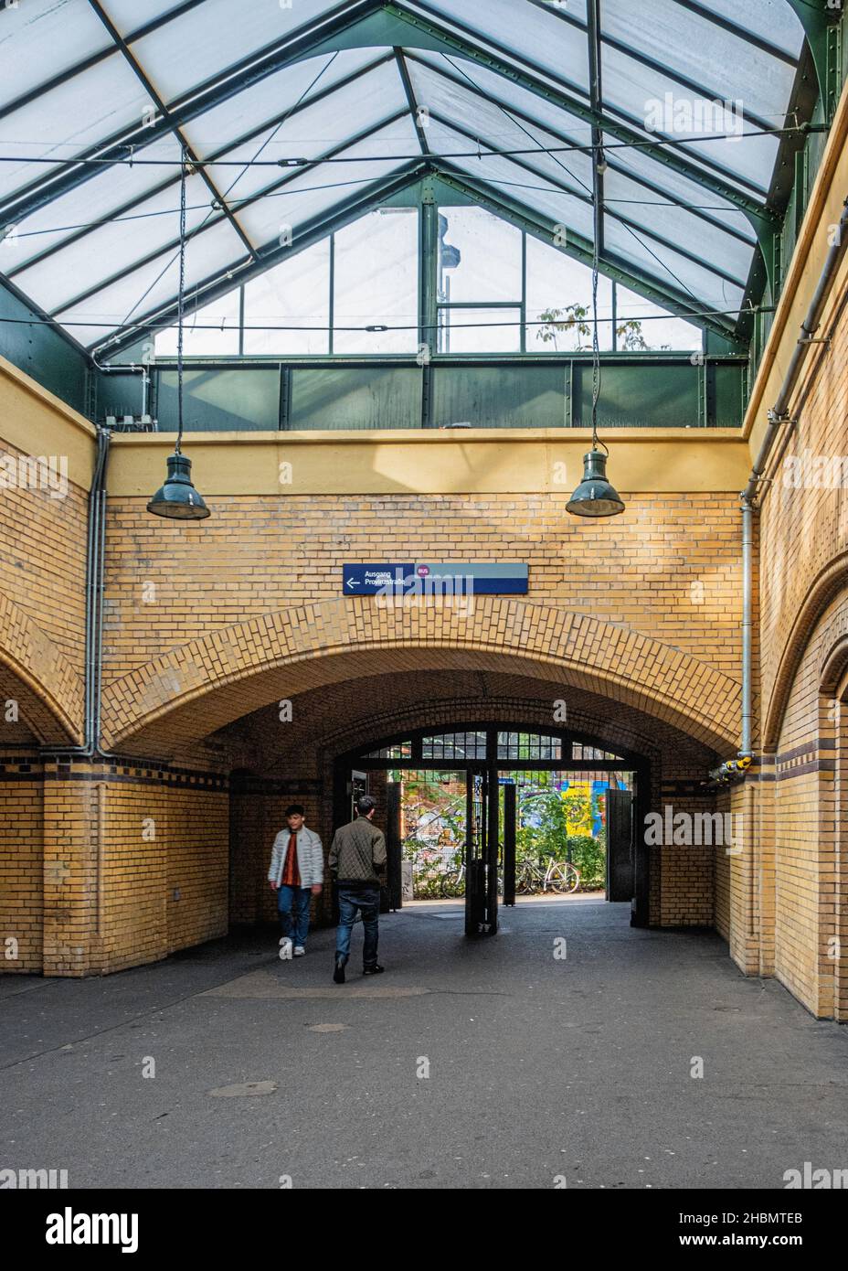 S Schönholz, S-Bahn-Eingangshalle mit den Linien S1, S25 und S26 in Reinickendorf, Berlin. Deutschland Stockfoto