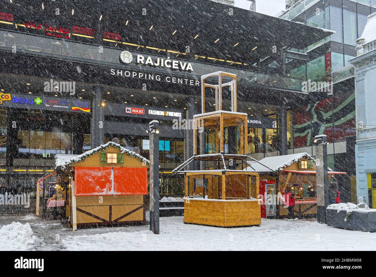 Belgrad, Serbien - 12. Dezember 2021: Heavy Snow Shopping Center Raiceva Winter Blizzard in der Stadt. Stockfoto