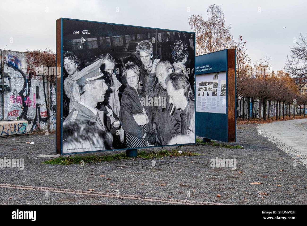 Platz des 9. November 1989, Freilichtausstellung auf dem Gelände des ehemaligen Berliner Mauerabstellpunktes am östlichen Ende der Bornholmer Brücke, Prenzlauer Berg, Berlin Stockfoto