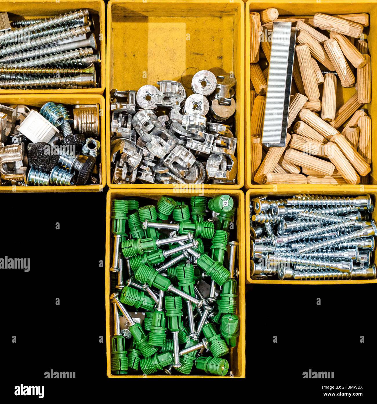Ein Satz Schrauben und Schneidschrauben für die Montage und Montage von Möbeln für Zuhause und Büro. Viele Aufbewahrungsfächer mit Bauherren-Zugang gefüllt Stockfoto