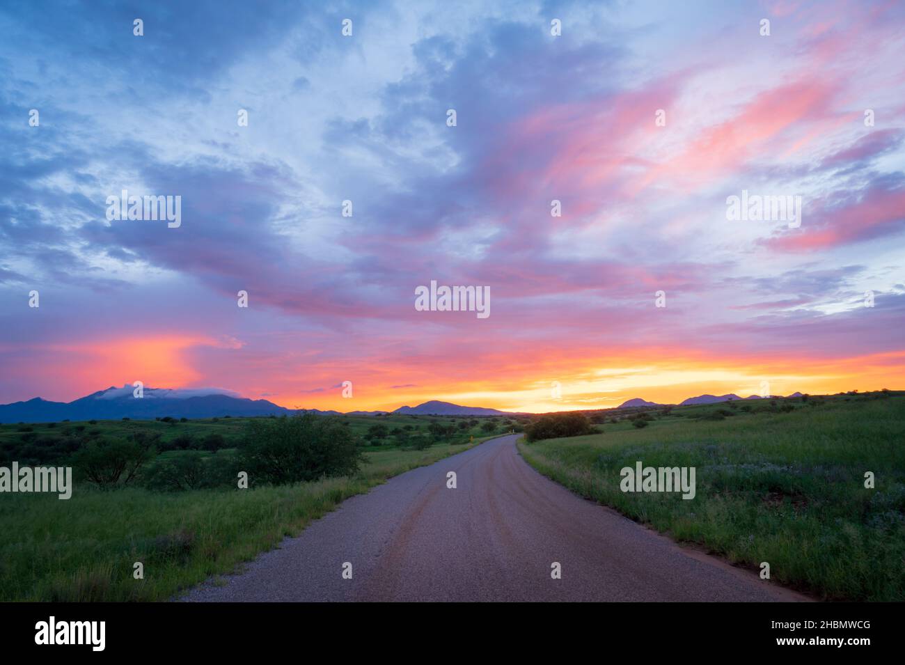 Feueruntergang in Sonoita, Arizona. Santa Rita Berge in der Ferne. Stockfoto