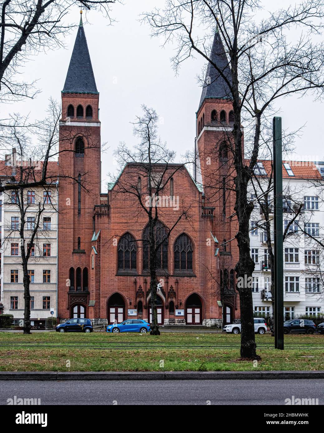 Paul-Gerhardt-Kirche, Wisbyer Strasse 7, Pankow, Berlin. Fassade und Fassade eines historischen Backsteingebäudes mit zwei Glockentürmen Stockfoto