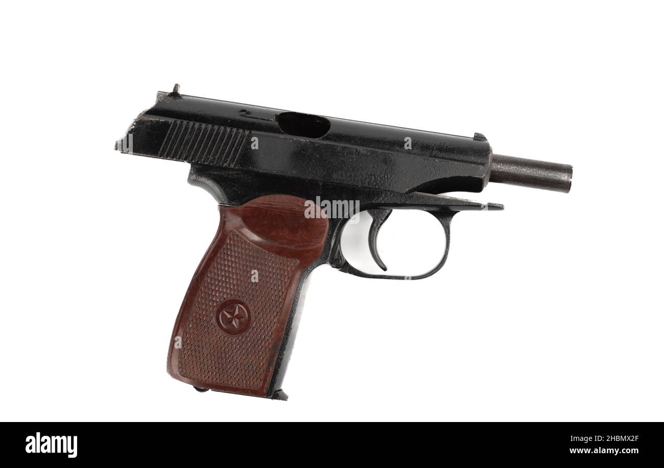 Draufsicht auf die Makarov-Pistole mit dem in der offenen Position angestoppten Bolzen auf weißem Hintergrund. Die Pistolenschraube wird gestoppt. Nahaufnahme. Stockfoto