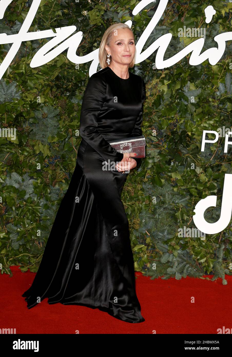 LONDO, GROSSBRITANNIEN - 30. Nov 2021: Kristin Scott Thomas nimmt an den Fashion Awards 2021 in der Royal Albert Hall am 29. November 2021 in London Teil Stockfoto