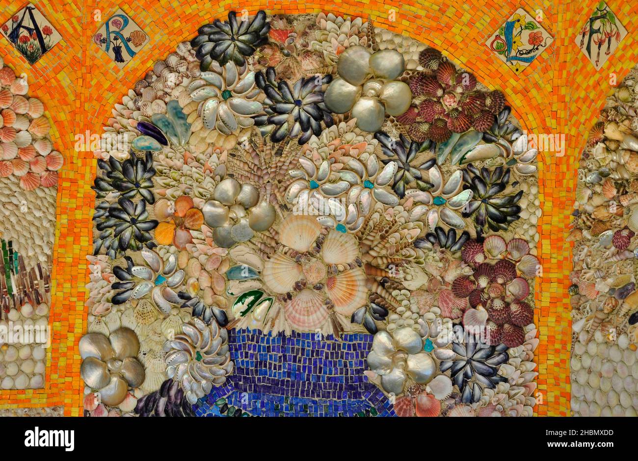 Ein Teil des Wandbildes mit schönen bunten Mosaikmuscheln und Tesseren im Muschelhaus in den Abbey Gardens auf der Insel Tresco auf den Inseln Stockfoto