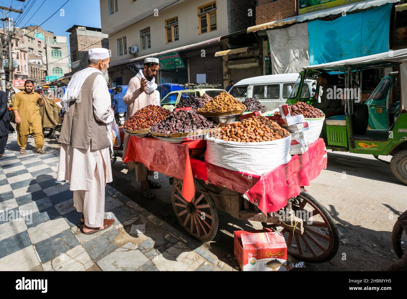 Peshawar, Pakistan - Oktober 2021: Straßenmarkt Männer in traditioneller Kleidung Stockfoto