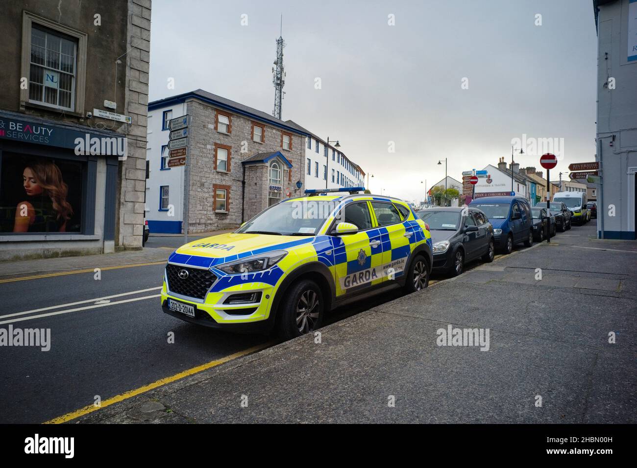 Ein Honda-Auto, das als Garda-Auto vor der Polizeiwache in Sligo, Irland, geparkt wurde Stockfoto