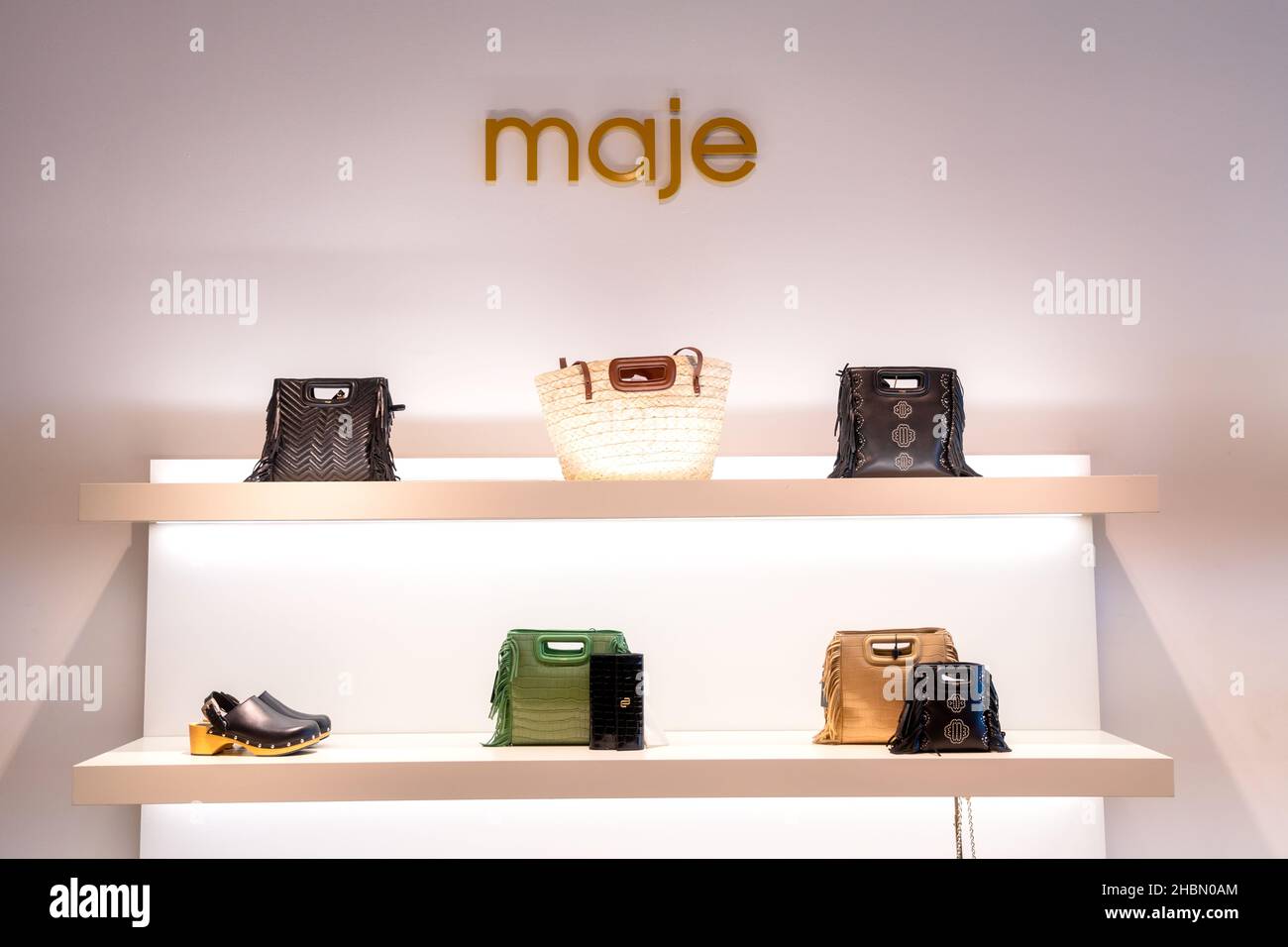 Ausstellung von Maje-Produkten, darunter Geldbörse und Schuhe für Frauen. Sie sind in der Yorkdale Shopping Mall zu sehen, die eine der größten und expensi ist Stockfoto