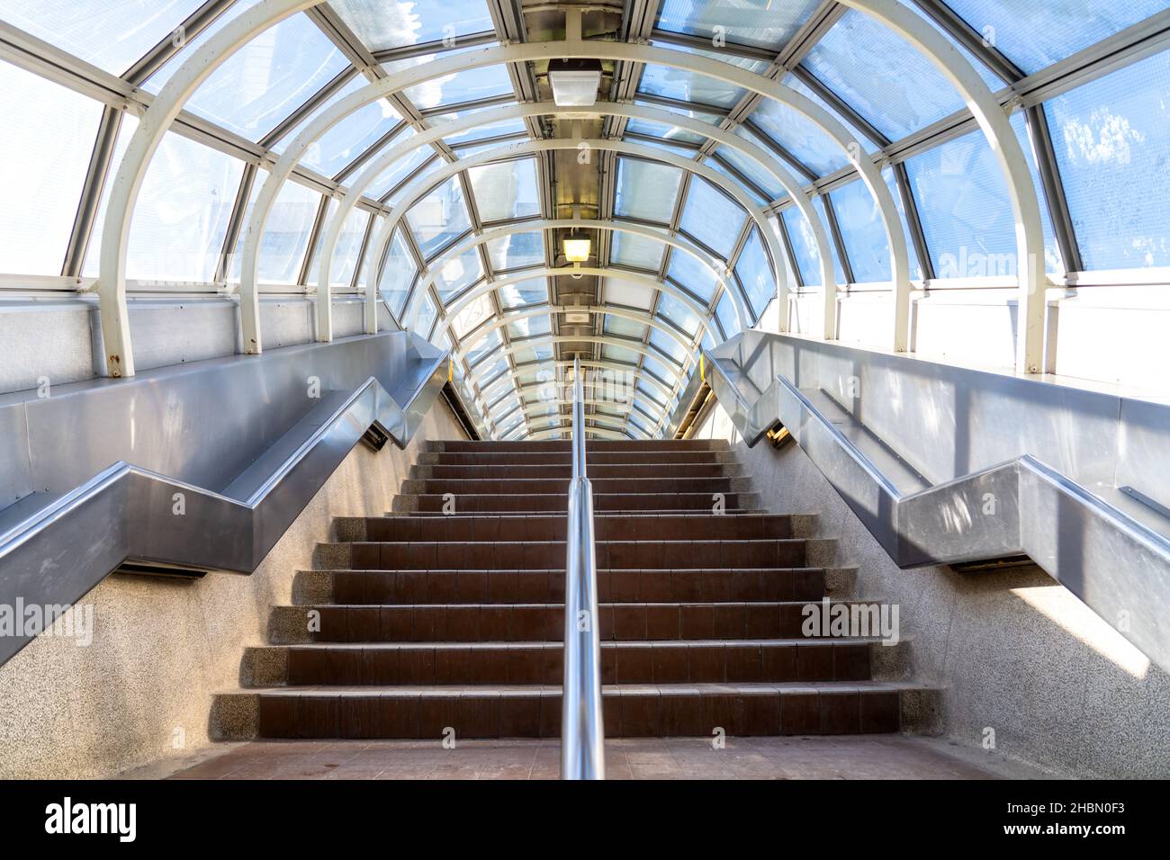 Dachfenster-Architektur für Energieeffizienz in der U-Bahn-Station Yorkdale. 20. Dezember 2021 Stockfoto