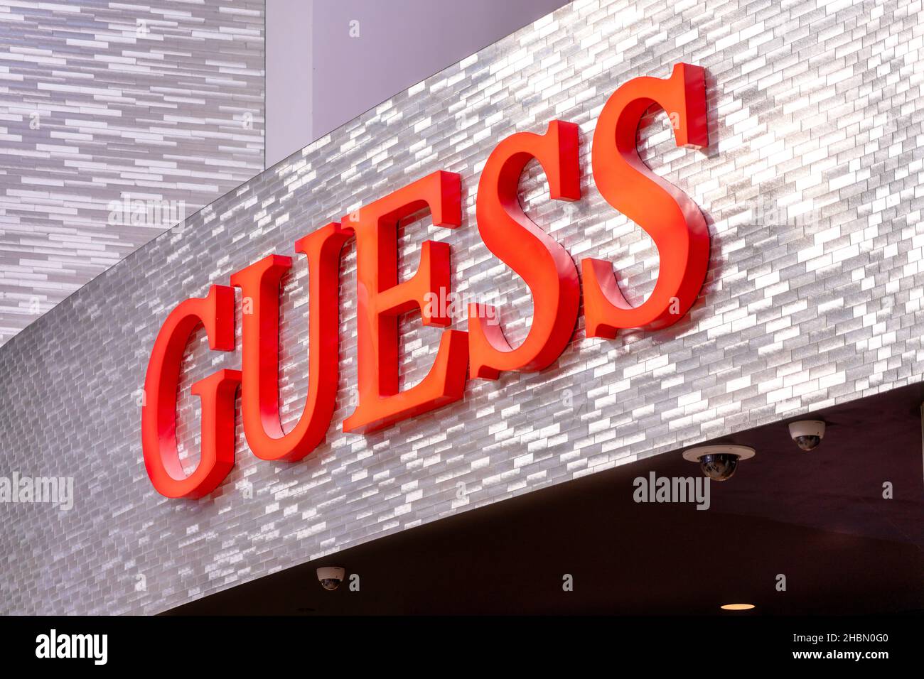Schild oder Logo am Eingang eines Ratespeichers in der Yorkdale Shopping Mall, die eine der größten und teuersten des Landes ist 20, 202 Stockfoto