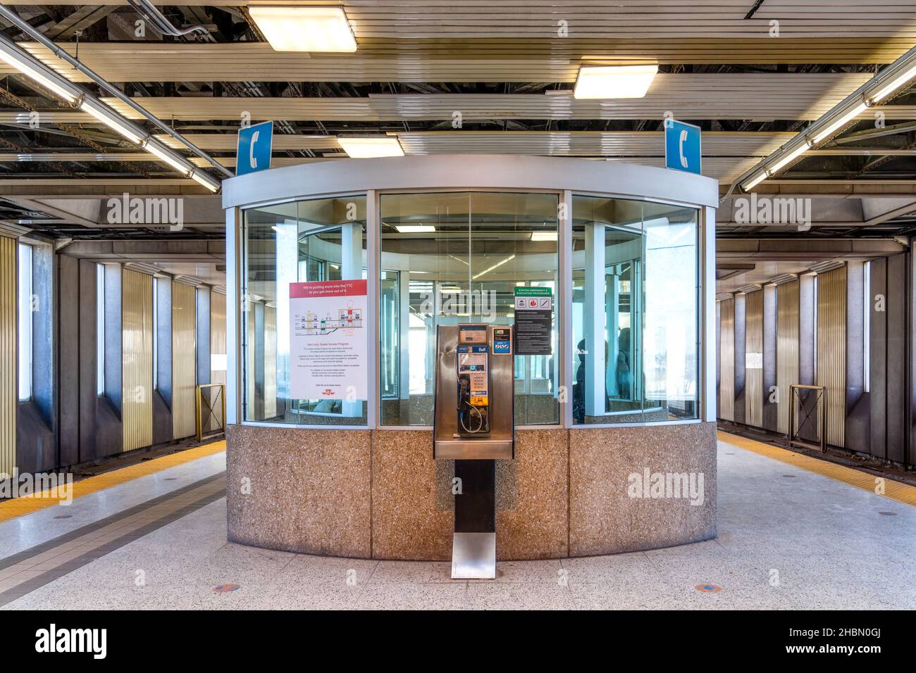 Der Bahnsteig innerhalb der U-Bahn-Station Wilson. Da die Station halbgeöffnet ist, bietet die Konstruktion in der Mitte Schutz vor dem Sattel Stockfoto