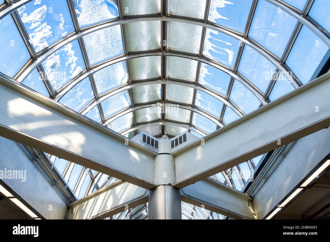 Dachfenster-Architektur für Energieeffizienz in der U-Bahn-Station Yorkdale. 20. Dezember 2021 Stockfoto