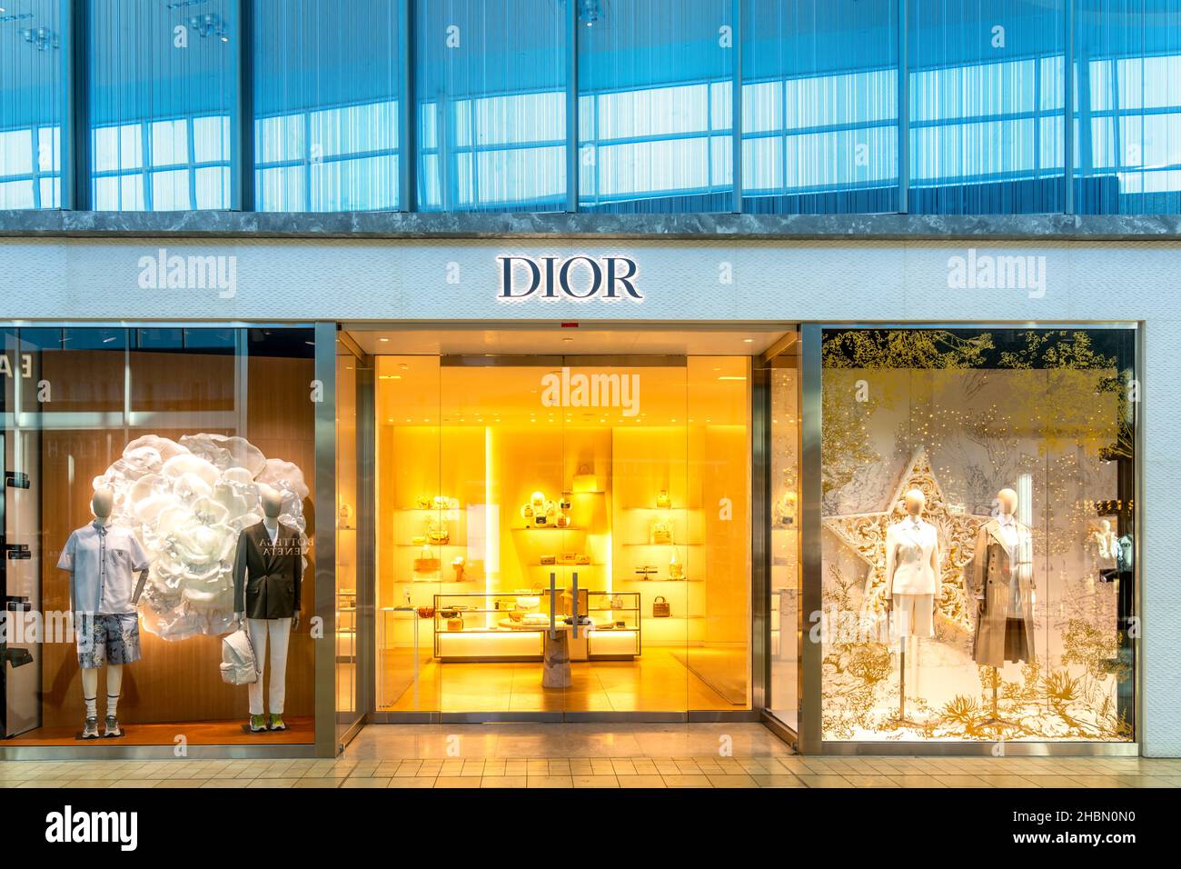 Fassade und Eingangstür zu einem Dior Boutique-Shop in der Yorkdale Shopping Mall, die eine der größten und teuersten im Land ist 20, Stockfoto