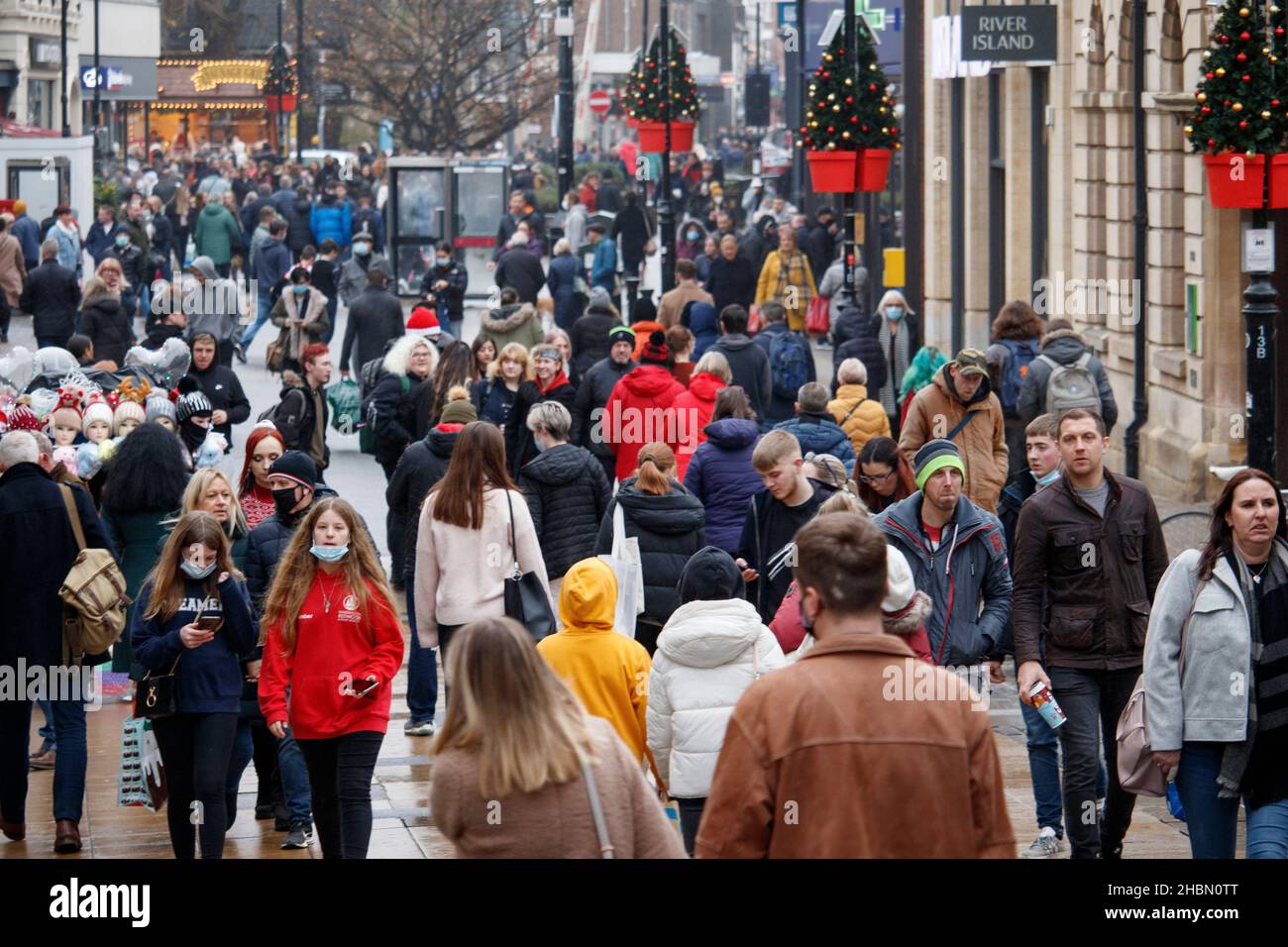Eine geschäftige Lincoln City High Street am letzten Samstag vor Weihnachten. Die Covid Omicron-Variante ist prominent geworden und Käufer werden bis Weihnachten in Masken gesehen. Stockfoto