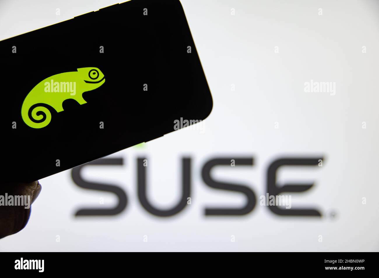 Rheinbach, 4. November 2021, das Markenlogo des Softwareunternehmens SUSE auf dem Display eines Smartphones (Fokus auf das Markenlogo) Stockfoto