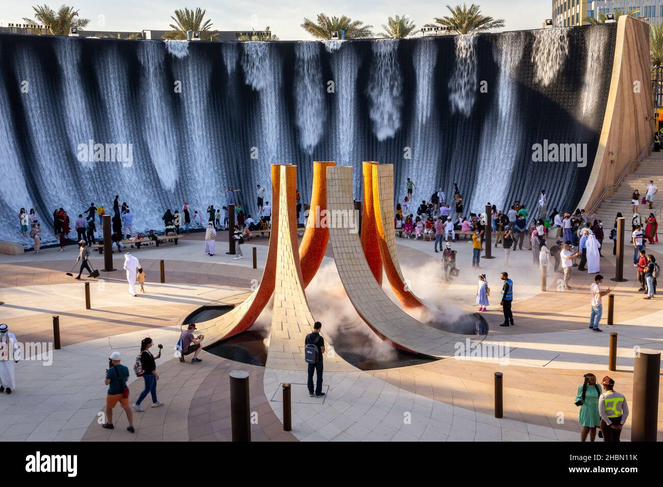 Dubai, VAE, 09.12.2021. Expo 2020 Dubai Wasserspiel, monumentaler Brunnen im Jubilee Park mit Menschen, die in der vom Wasserfeuer inspirierten Skulptur spielen Stockfoto