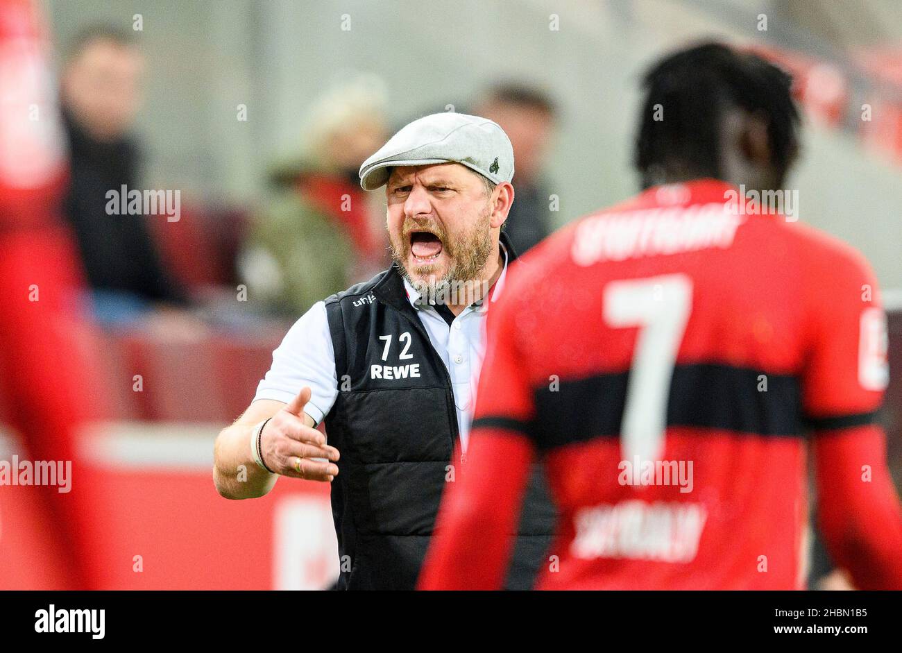 Trainer Steffen BAUMBART (K) Geste, Geste, Fußball 1st Bundesliga, 17th Spieltag, FC Köln (K) - VfB Stuttgart (S) 1: 0, am 19. Dezember 2021 in Köln/Deutschland. #die DFL-Vorschriften verbieten die Verwendung von Fotos als Bildsequenzen und/oder quasi-Video # Â Stockfoto