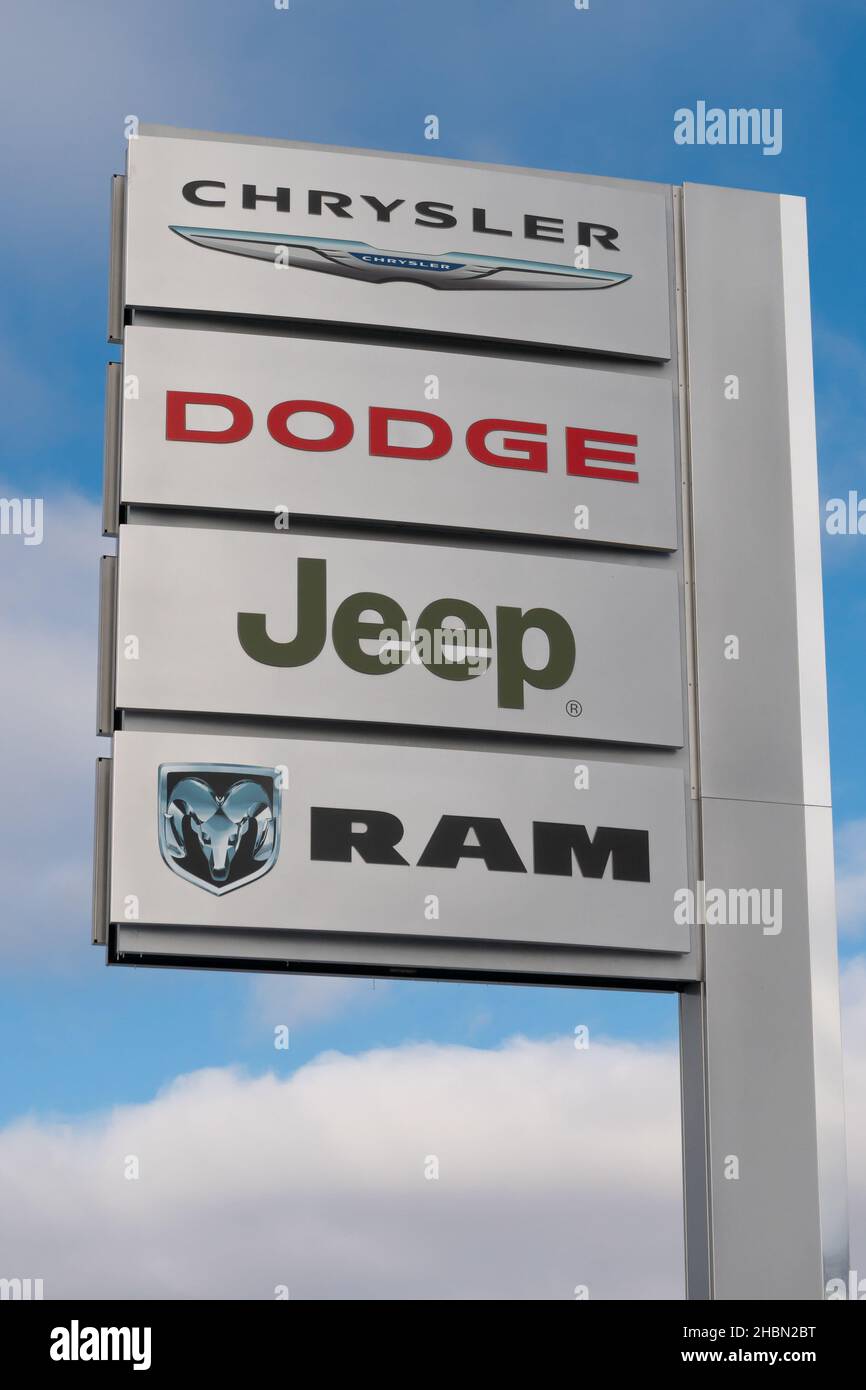 MENOMINEE, WI, USA - 18. DEZEMBER 2021: Chrysler, Dodge, Jeep, RAM Autohaus Außenschild und Markenlogo. Stockfoto