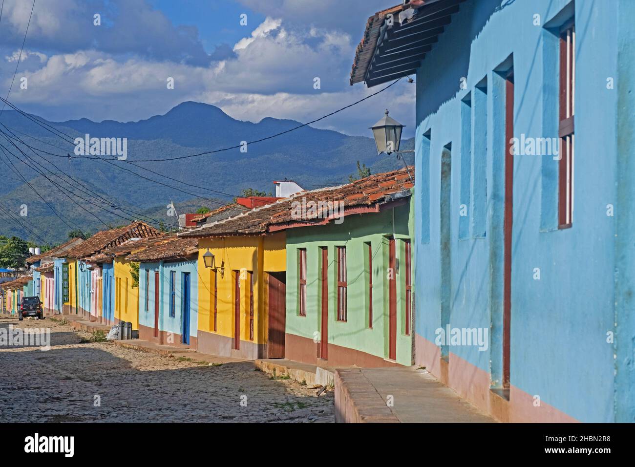 Koloniale gepflasterte Straße mit pastellfarbenen Häusern in der Stadt Trinidad, Provinz Sancti Spíritus auf der Insel Kuba, Karibik Stockfoto