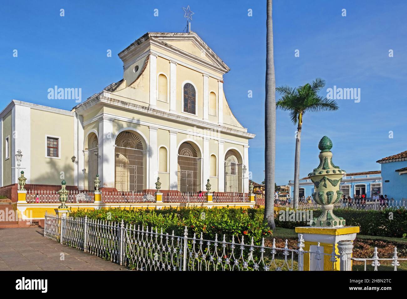 Plaza Mayor und Kirche der Heiligen Dreifaltigkeit / Iglesia Mayor de la Santísima Trinidad in der Stadt Trinidad, Sancti Spíritus auf der Insel Kuba Stockfoto