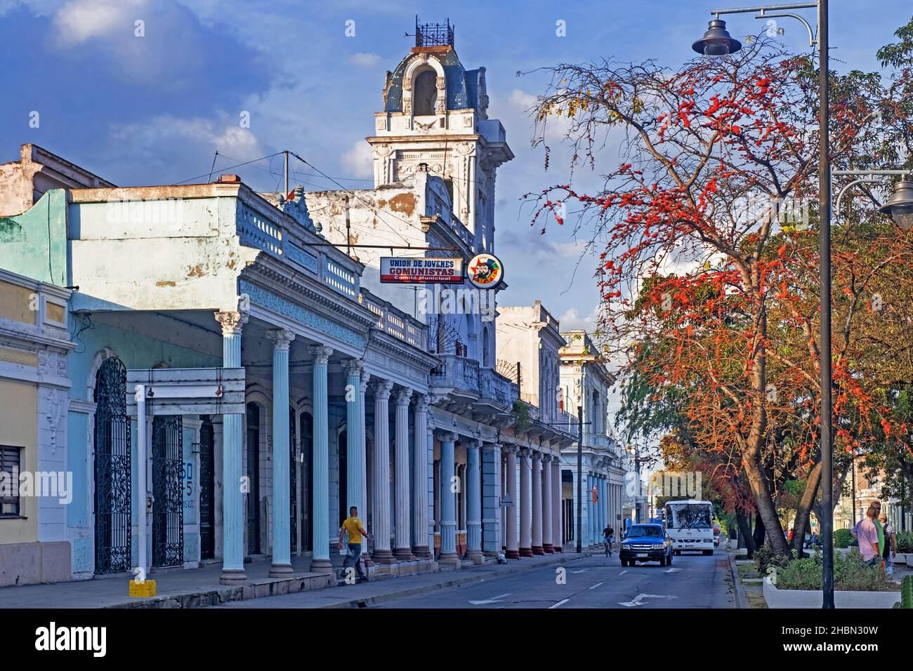 Paseo del Prado, Boulevard mit feinen neoklassizistischen Gebäuden und pastellfarbenen Säulen im historischen Stadtzentrum von Cienfuegos auf der Insel Kuba Stockfoto