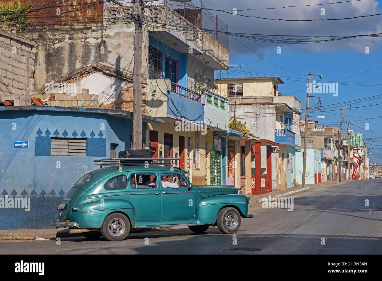 Klassisches amerikanisches Auto auf der Straße in der Stadt Santa Clara, Provinz Villa Clara auf der Insel Kuba, Karibik Stockfoto