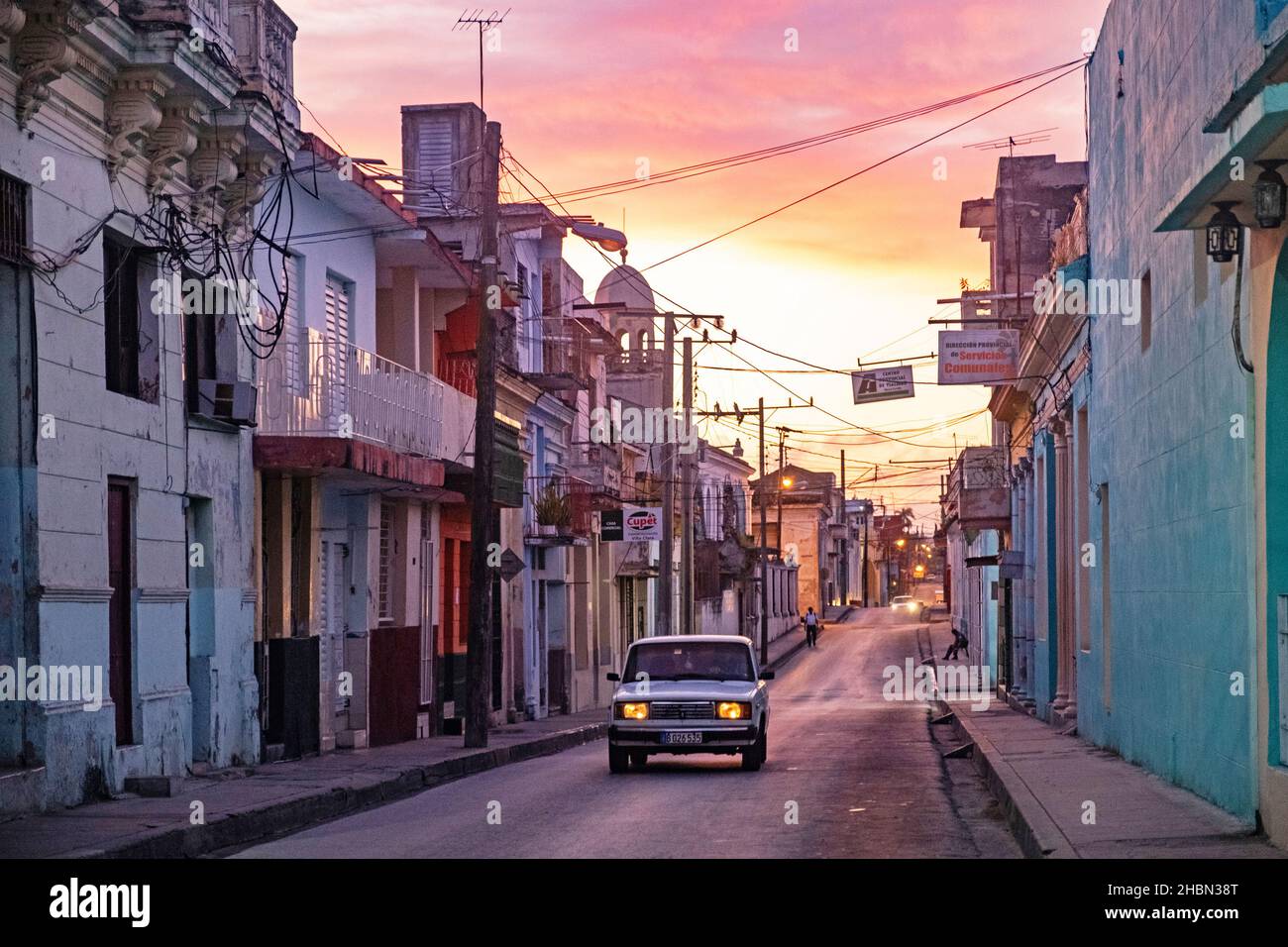 Straßenszene bei Sonnenaufgang in der Stadt Santa Clara, Provinz Villa Clara auf der Insel Kuba, Karibik Stockfoto