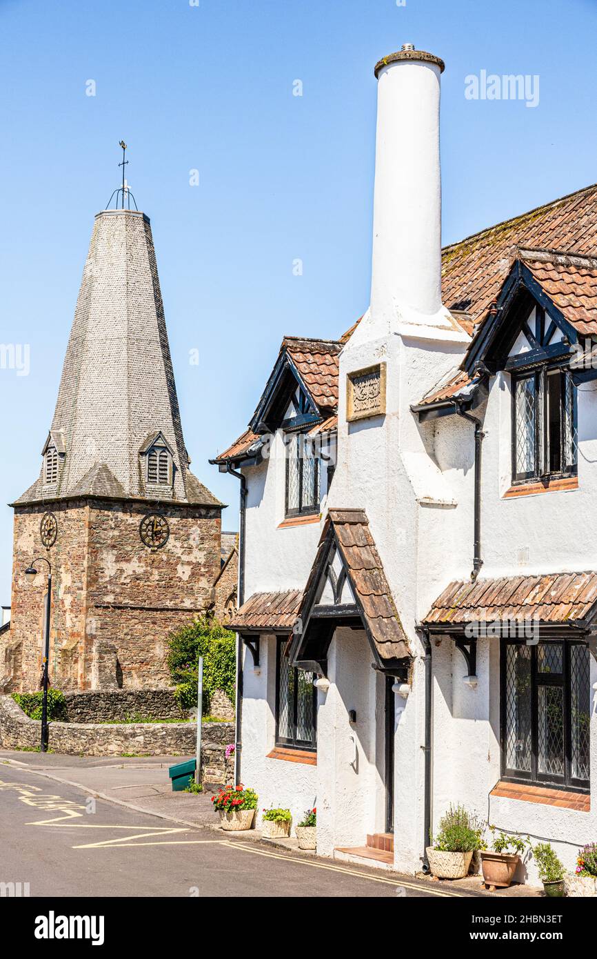 Die Kirche St. Dubricious aus dem 13th. Jahrhundert und die ehemaligen Victoria Church Rooms im Exmoor-Dorf Porlock, Somerset, Großbritannien Stockfoto