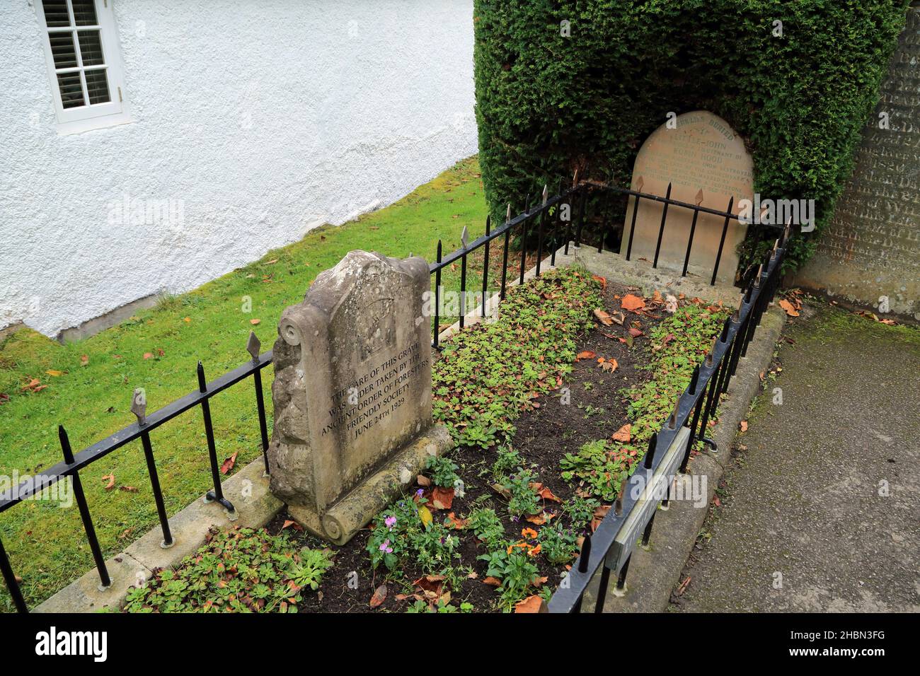 Grab des kleinen Johannes (der Legende von Robin Hood) im Kirchhof von St. Michael und allen Engeln, Church Bank, Hathersage, Hope Valley, Peak District, Derbyshir Stockfoto