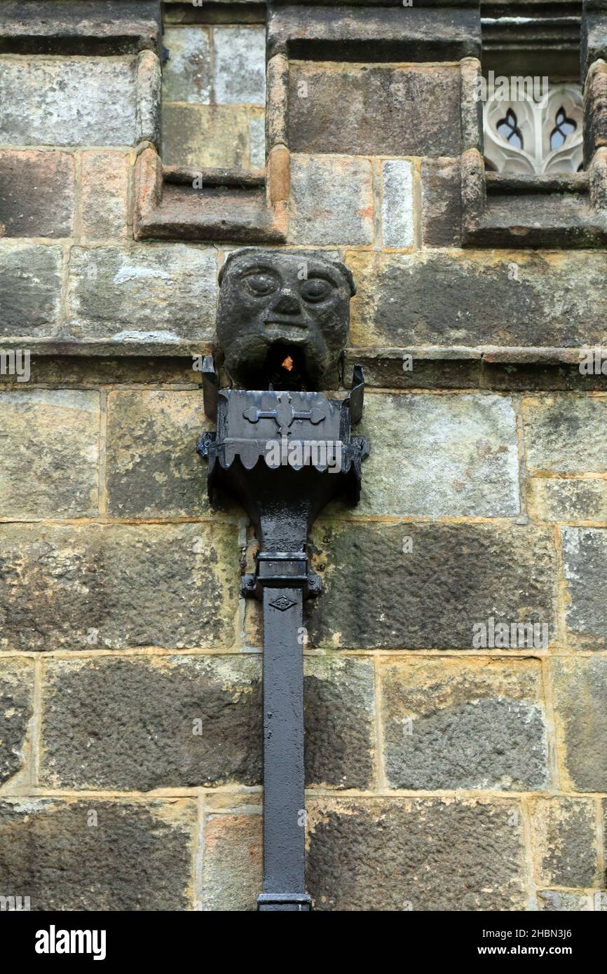 Dekorative Drainage an der Kirche St. Michael und All Angels, Church Bank, Hathersage, Hope Valley, Peak District, Derbyshire, England, United King Stockfoto