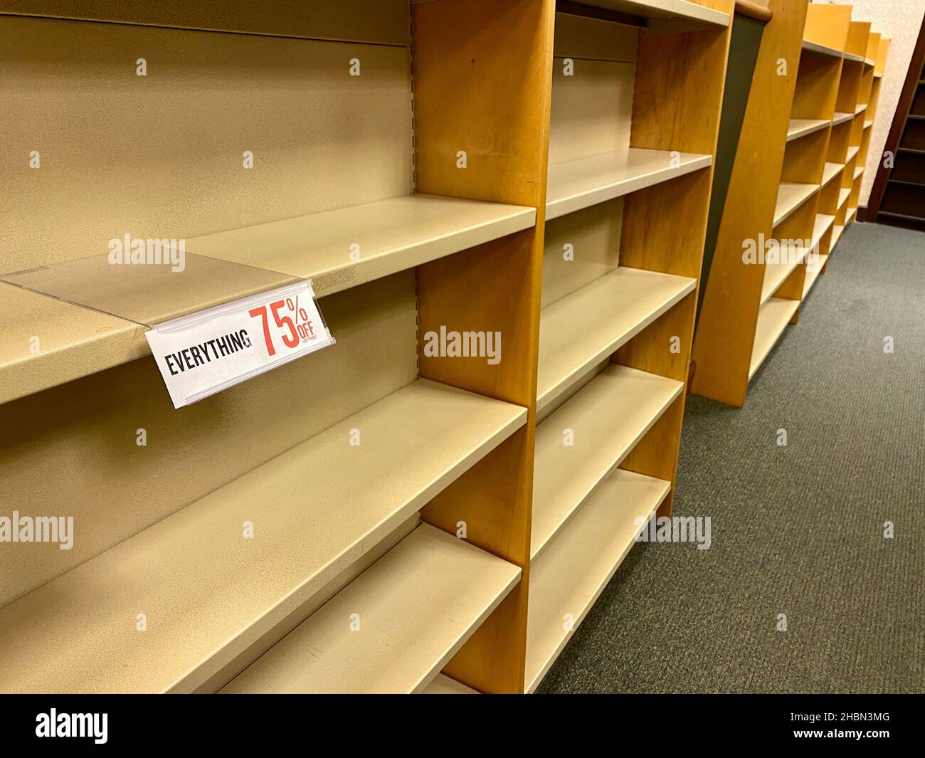 Leere Regale in einem Barnes & Noble Booksellers-Standort in einem Einkaufszentrum in einem Vorort von Chicago im Dezember 2021. Stockfoto