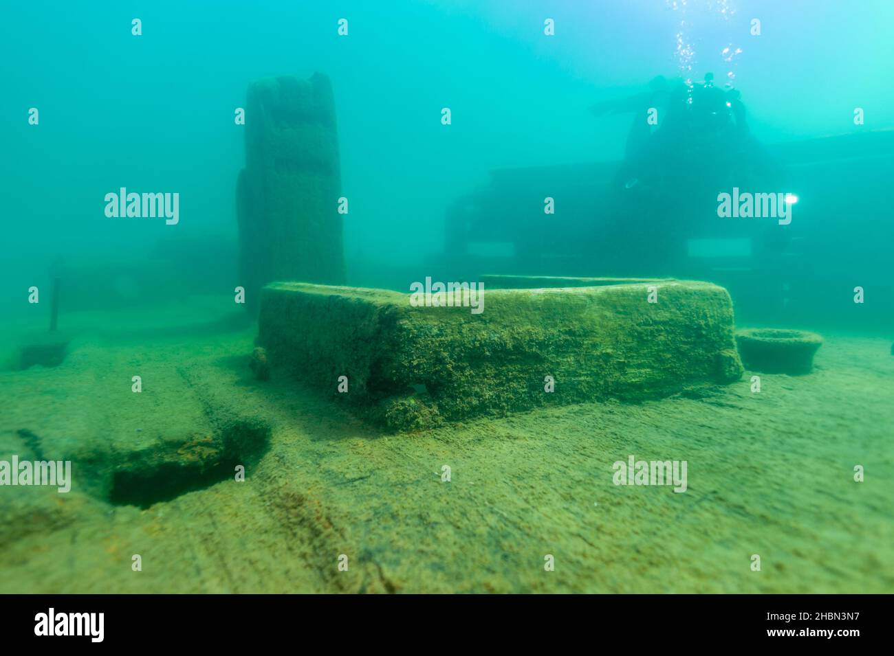 Munising, MI -13th. August 2021: Taucher, die das Deck des Bermuda-Schiffswracks im Alger Underwater Preserve im Lake Superior erkunden Stockfoto