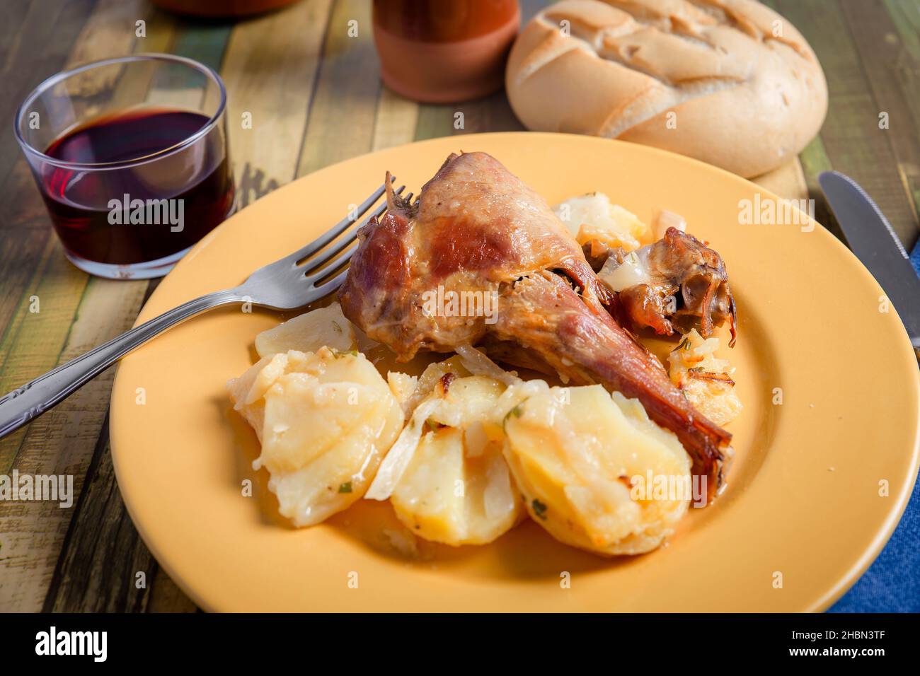 Gebratenes Lamm mit gebackenen Kartoffeln. Traditionelles Essen zu Weihnachten Stockfoto