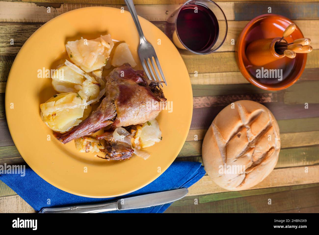 Gebratenes Lamm mit gebackenen Kartoffeln. Traditionelles Essen zu Weihnachten Stockfoto