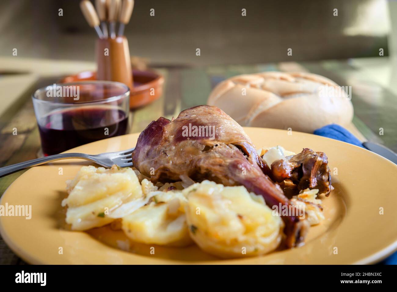 Gebratenes Lamm mit gebackenen Kartoffeln. Traditionelles Essen zu Weihnachten Stockfoto