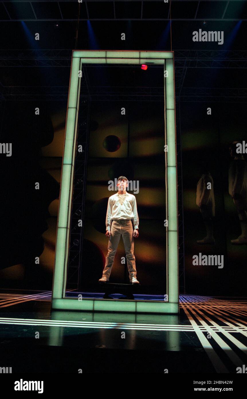 Paul Keating (Tommy) in TOMMY at the Shaftesbury Theatre, London WC1 20/02/1996 Musik und Texte: Pete Townshend Buch: Pete Townshend & des McAnuff Bühnenbild: John Arnone Kostüme: David C Woolard Beleuchtung: Chris Parry Choreographie: Wayne Cilento Regie: Des McAnuff Stockfoto