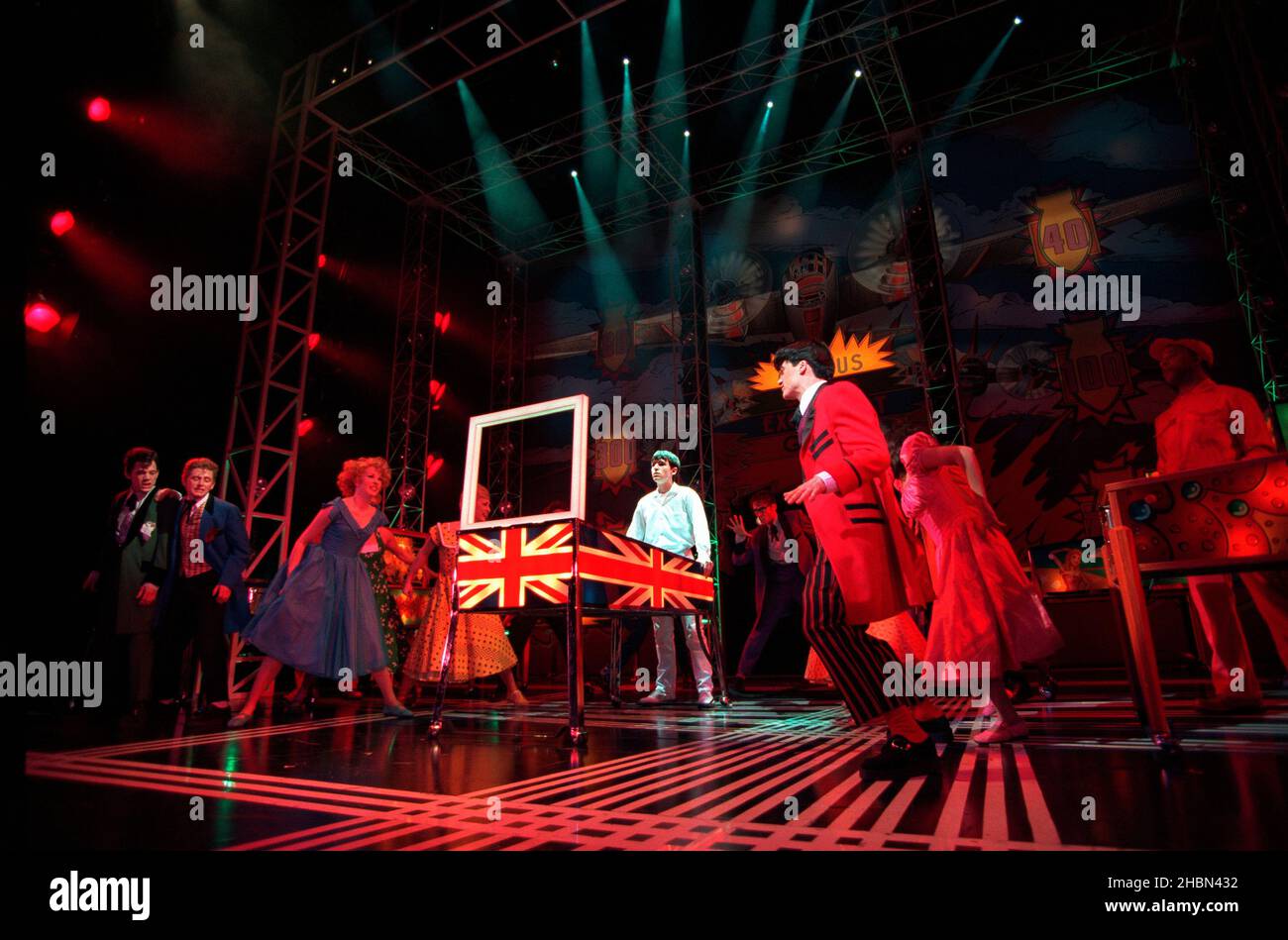 Mitte: Paul Keating (Tommy) in TOMMY im Shaftesbury Theatre, London WC1 20/02/1996 Musik und Texte: Pete Townshend Buch: Pete Townshend & des McAnuff Set Design: John Arnone Kostüme: David C Woolard Beleuchtung: Chris Parry Choreographie: Wayne Cilento Regie: Des McAnuff Stockfoto