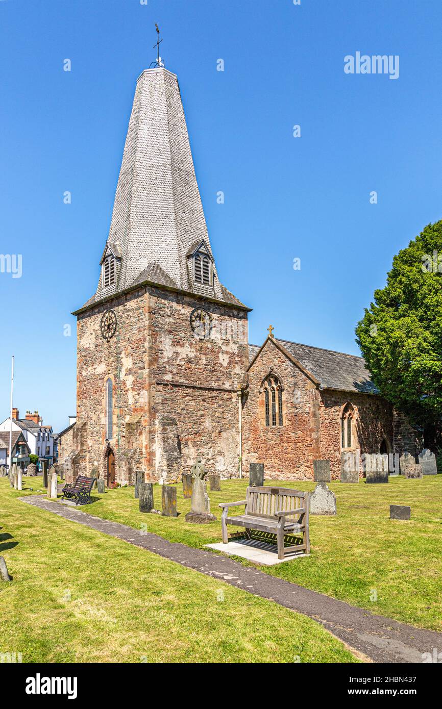 Die Kirche des Heiligen Dubricious aus dem 13th. Jahrhundert mit ihrer verschnittenen, vereisten Brochtschirmspitze im Dorf Porlock in Exmoor, Somerset, Großbritannien Stockfoto
