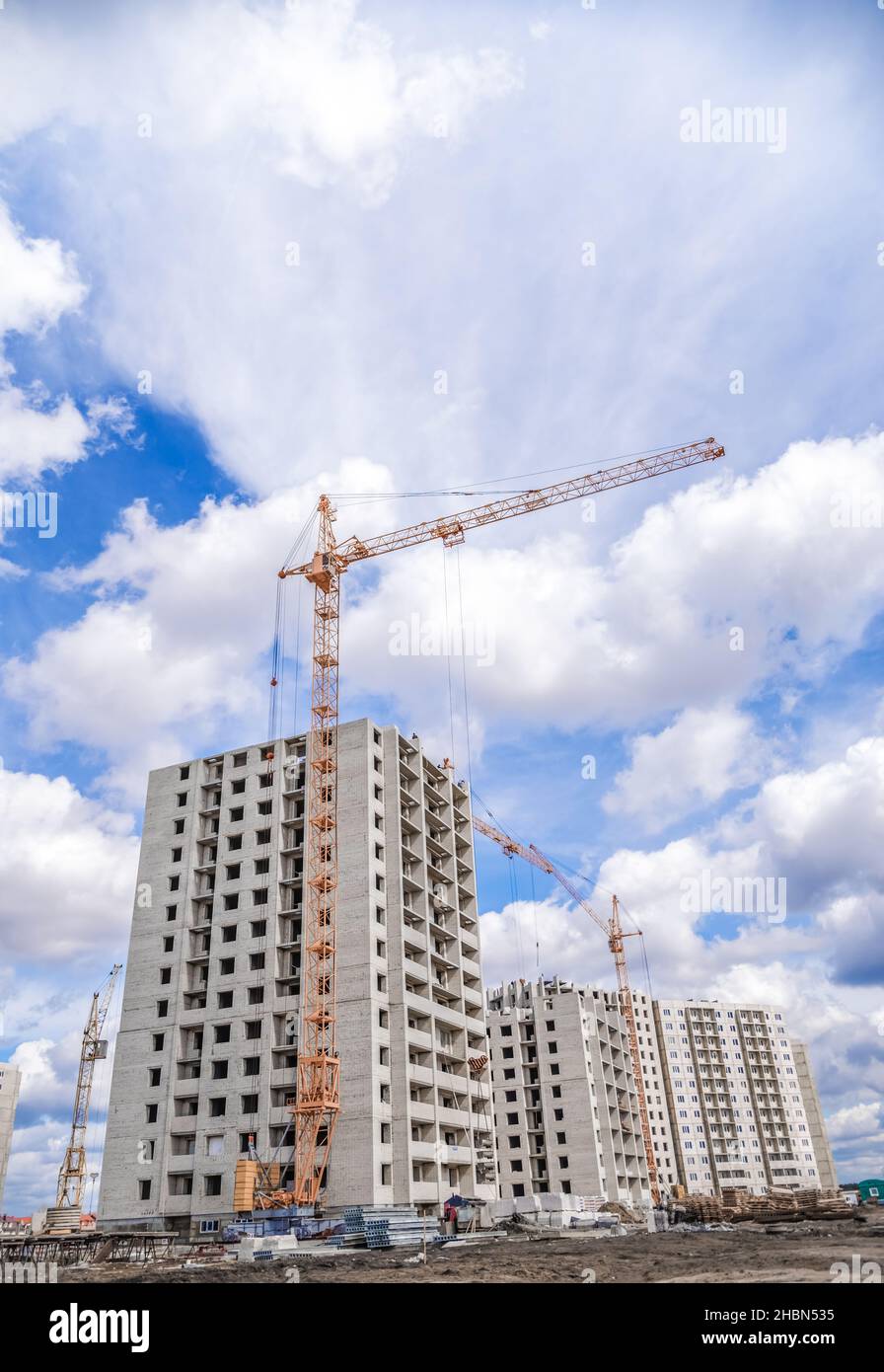 Bau von neuen Häusern und großen Kran Stockfoto
