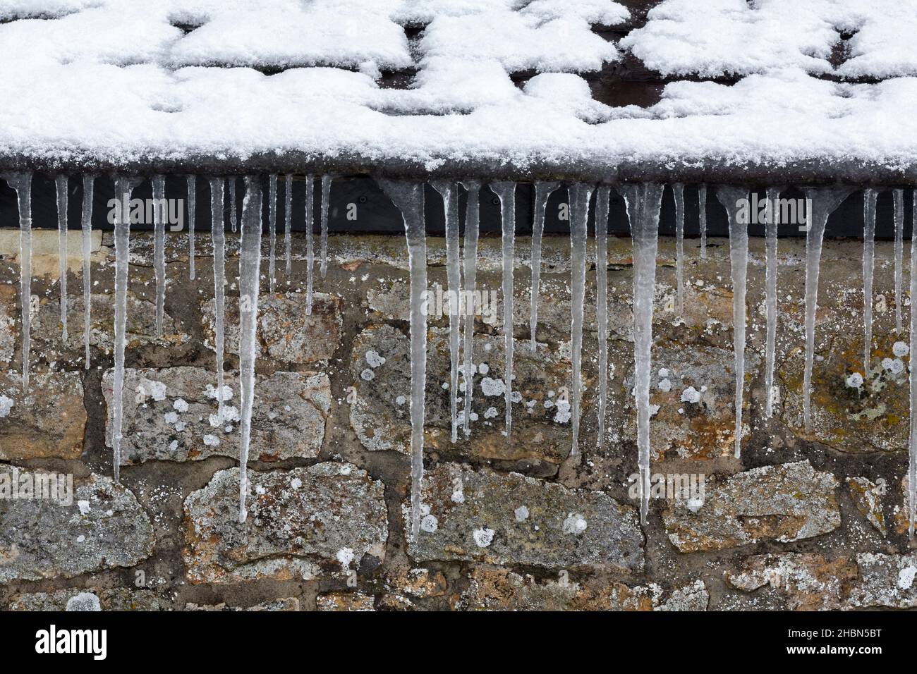 Eiszapfen auf dem Dach im kalten Winter, Großbritannien Stockfoto
