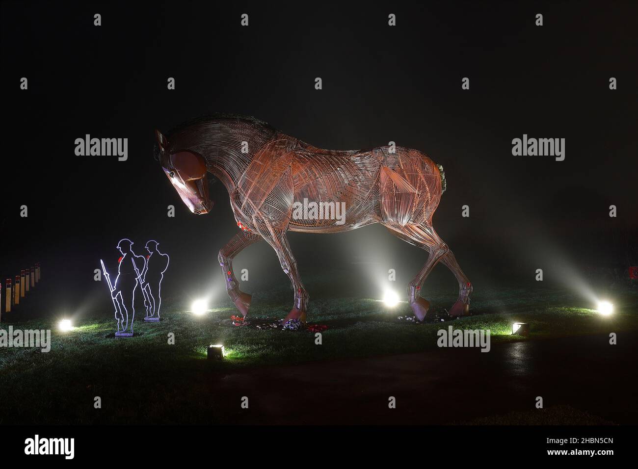 Die war Horse Skulptur & Tommy Silhouetten auf dem Mill Pond Meadow Gedenkwald in Featherstone, West Yorkshire, Großbritannien Stockfoto