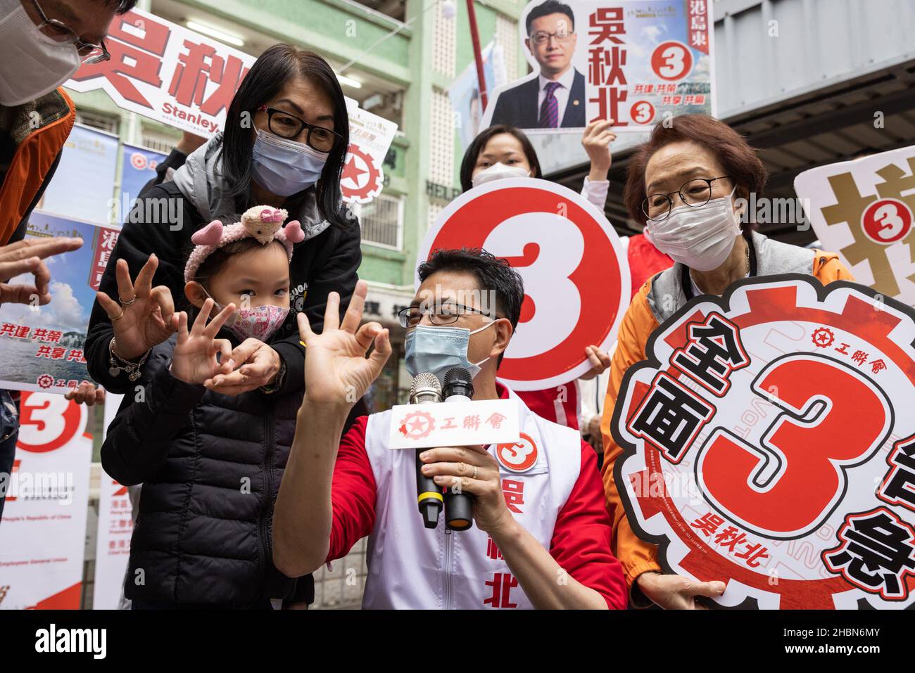 Der pro-chinesische Kandidat Stanley Ng Chau-pei posiert während seiner Kundgebung in Siu Sai Wan für Fotos mit Unterstützern.die Parlamentswahlen 2021 fanden am 19. Dezember statt, da 30,2 Prozent der Wahlbeteiligung bei den Wahlen lag, der niedrigste seit 1997, als pro-chinesische oder pro-Establishment-Kandidaten einen weitreichenden Sieg errangen. Dies ist die erste große Wahl für den legislativrat seit der Reform des Wahlsystems, dem starken Durchgreifen gegen prodemokratische Parteien und der Einführung des nationalen Sicherheitsgesetzes von Hongkong, wobei der Ausschuss für die Überprüfung der Kandidatenberechtigung eingeführt wurde, um sicherzustellen, dass dies gewährleistet ist Stockfoto