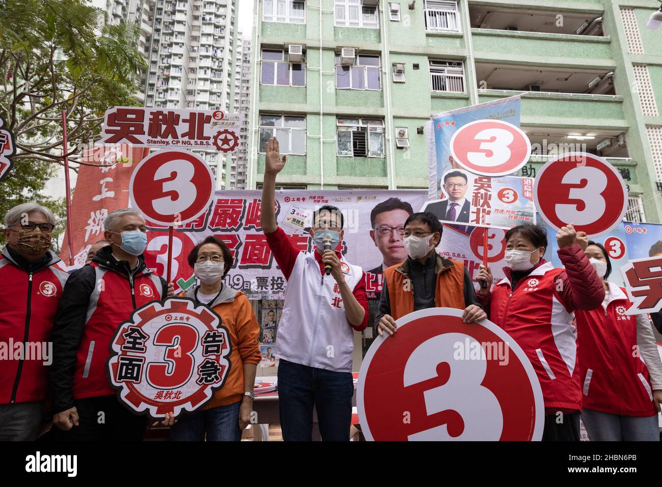 Der pro-chinesische Kandidat Stanley Ng Chau-pei spricht während seiner Kundgebung in Siu Sai Wan mit Unterstützern.die Parlamentswahlen 2021 fanden am 19. Dezember statt, da die Wahlbeteiligung bei 30,2 Prozent lag, die niedrigste seit 1997, als pro-chinesische oder pro-Establishment-Kandidaten einen weitreichenden Sieg errungen haben. Dies ist die erste große Wahl für den legislativrat seit der Reform des Wahlsystems, dem harten Durchgreifen gegen prodemokratische Parteien und der Einführung des nationalen Sicherheitsgesetzes von Hongkong mit der Einführung eines Ausschusses für die Überprüfung der Kandidatenberechtigung, um nur Patrioten zu gewährleisten Stockfoto