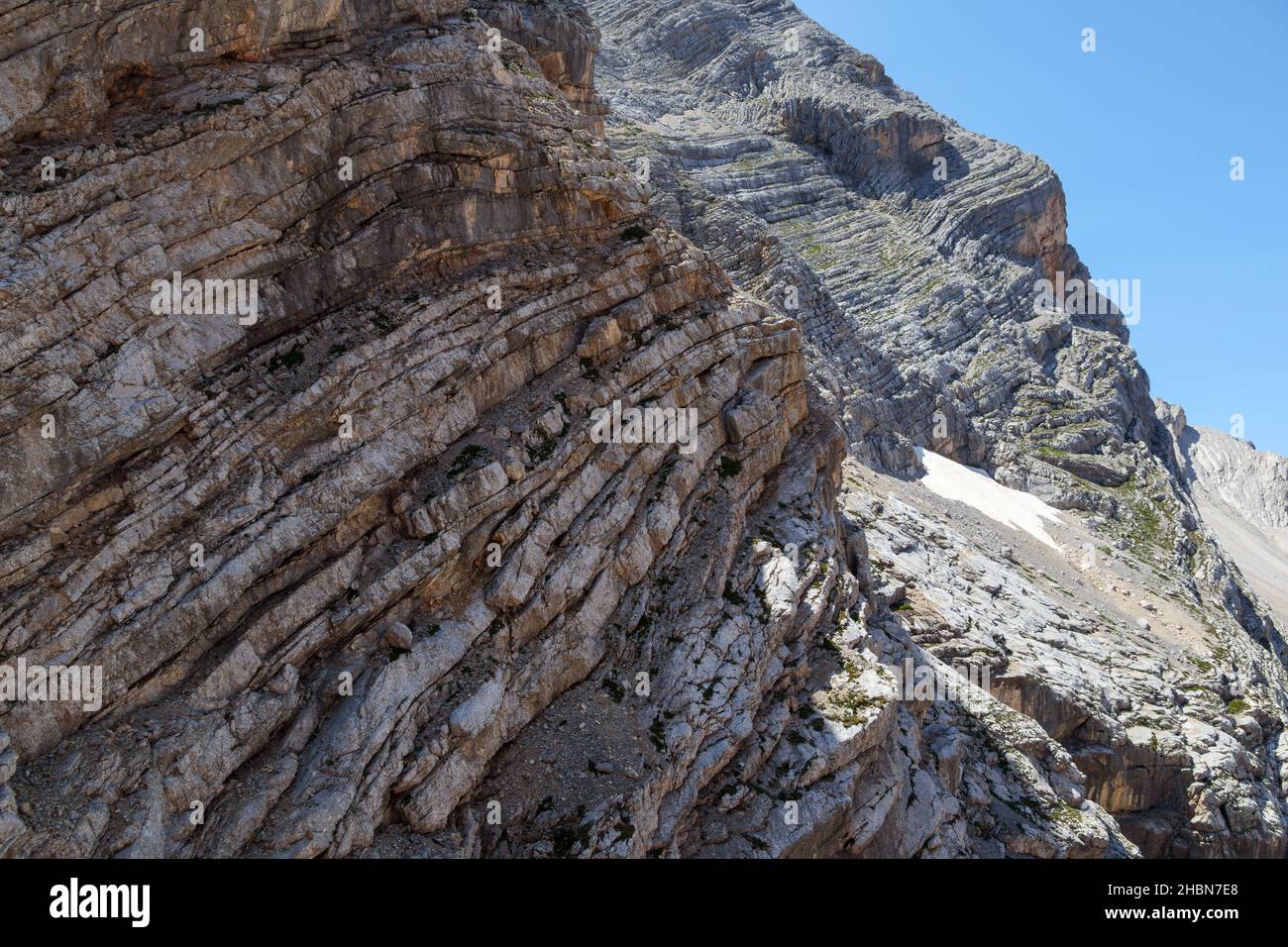 Schichtungen von Sedimentgestein in der Nähe von Cima Nove. Die Dolomiten. Der Naturpark Fanes-Sennes-Prags. Italienische Alpen. Europa. Stockfoto