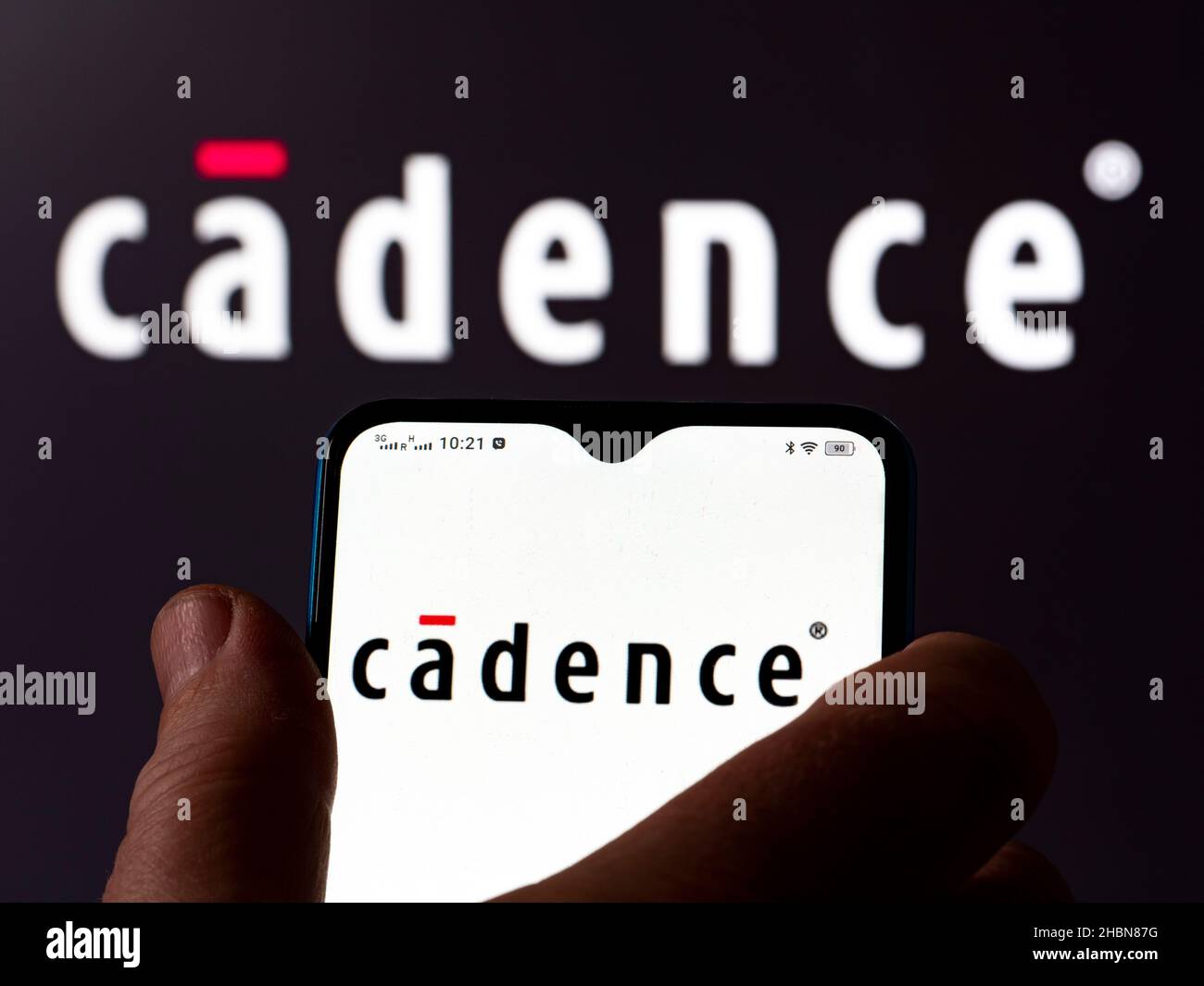 Ukraine. 20th Dez 2021. In dieser Abbildung wird das Logo von Cadence Design Systems, Inc. Auf einem Smartphone und im Hintergrund angezeigt. (Bild: © Igor Golovniov/SOPA Images via ZUMA Press Wire) Stockfoto
